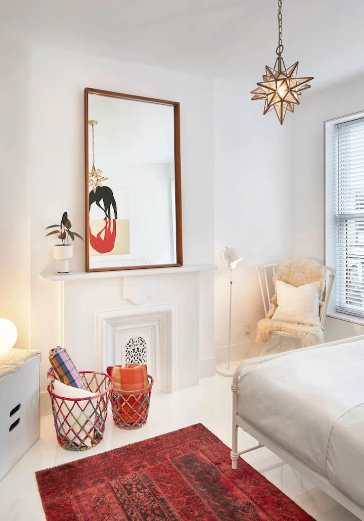 这是主楼层的卧室之一。  它面朝花园。