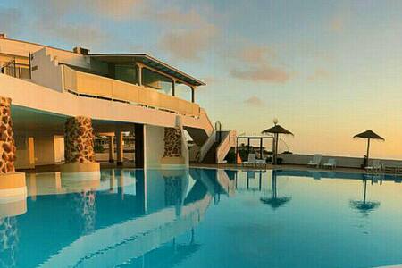 MODERN STUDIO /POOL/TERRACE/WIFI NETFLIX/QUEEN BED