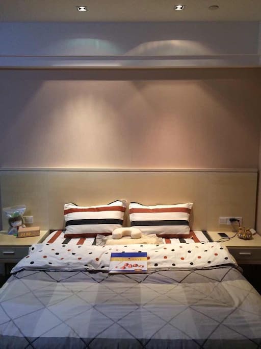 King Size bed with Beyond® good bedclothes and Wool quilt,making you a confortable night and sweet dream!2m大床,配以全套博洋家纺贡缎床品,和冬暖夏凉的全羊毛被,给你如家一般,一夜好眠,一晌贪欢!