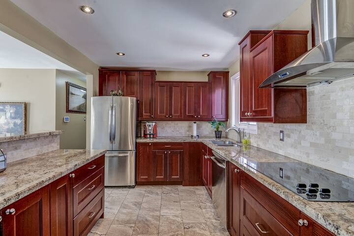 Stunning modern  and upscale house.