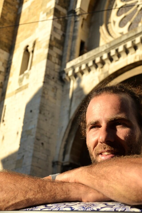 Show full-screen, host-provided image