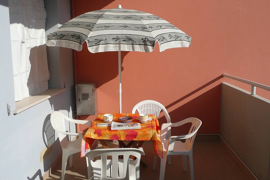 terrazza con tavolo e sedie