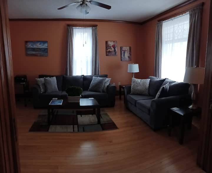 Large Comfy Home
Sleeps 8 
Upper Peninsular Place - Marquette, MI