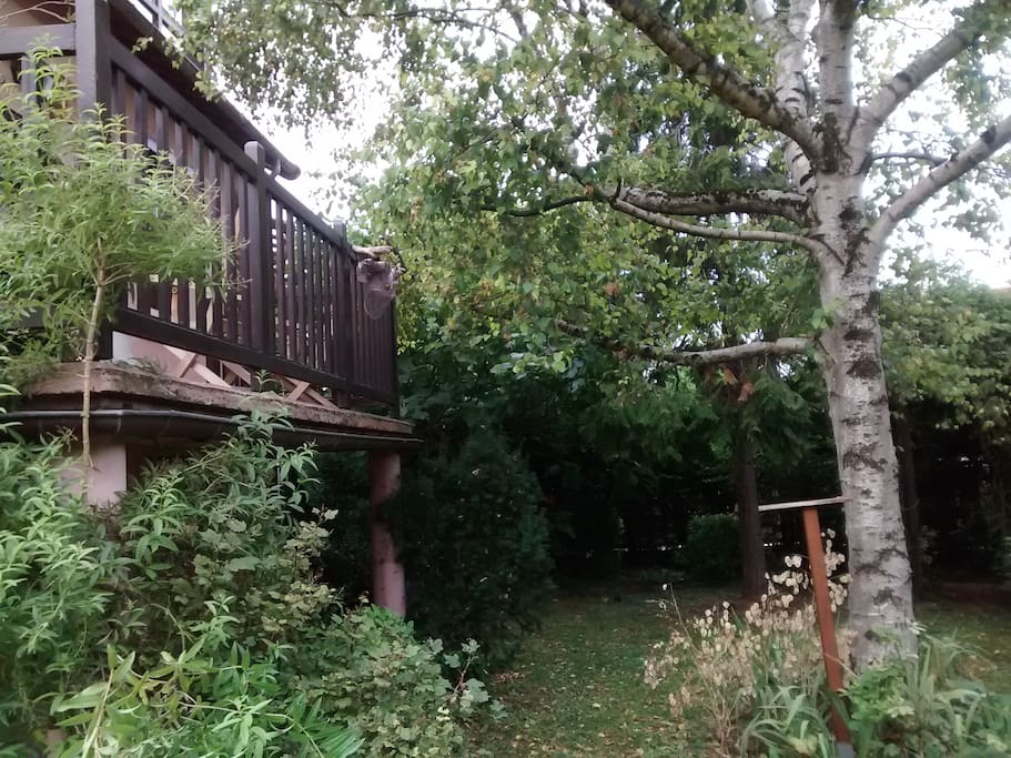 une terrasse dans la verdure