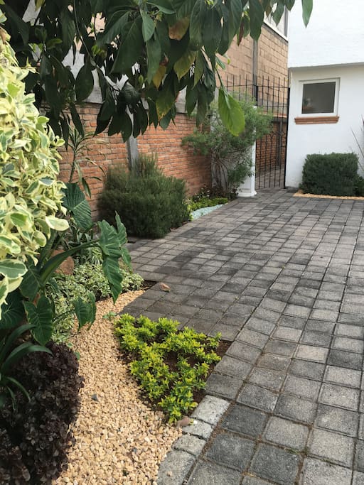 Decoración con jardineras frontales exteriores