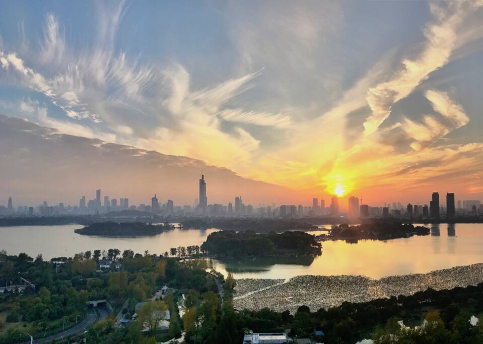 我是湖光山色:夕阳与火烧云的约会,湖光与城市的衔接,这些美好,就是在“某种生活-湖光山色”中~