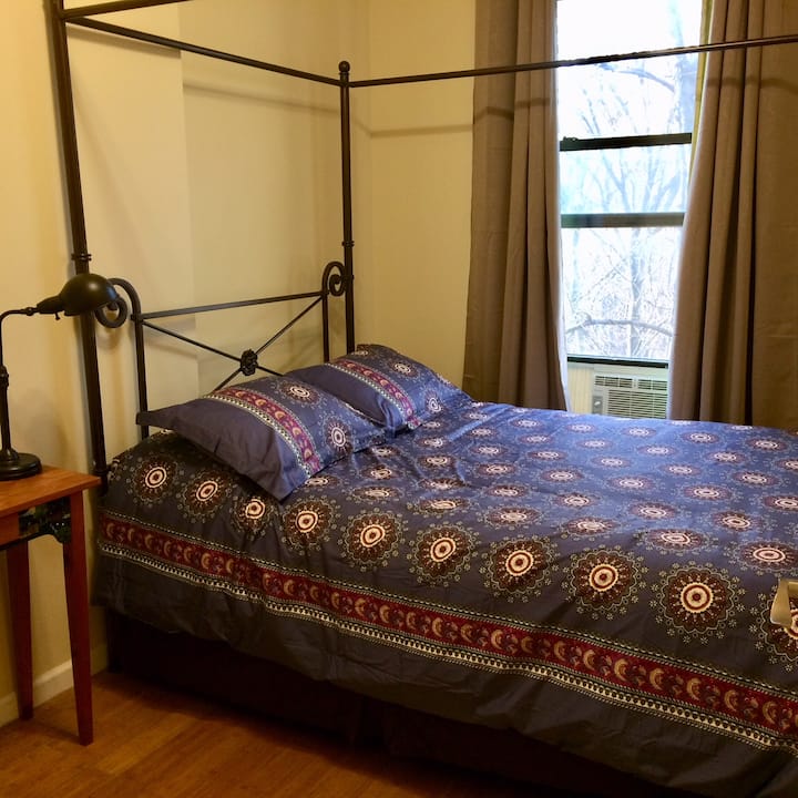 Master bedroom (Queen bed)