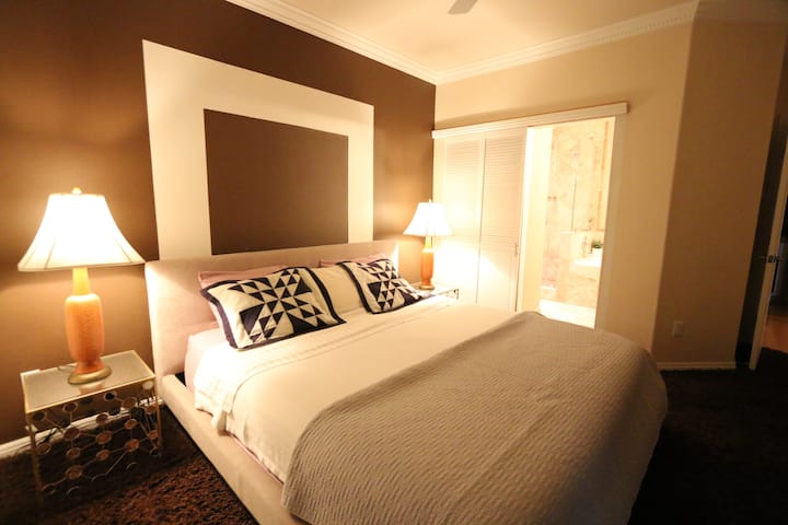 Cama principal king /baño adjunto 