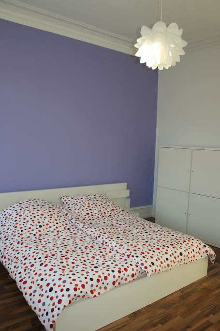 Großes Doppelbett (1,80 x 2 m) mit zwei einzelnen Matratzen, ohne Begrenzung an den Füßen, deshalb können hier auch die langen Lulatsche gut übernachten.
