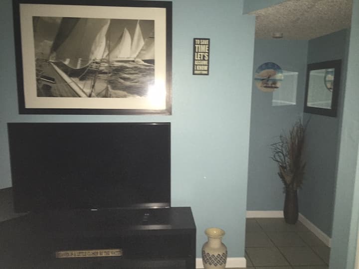 Sunset Beach Entire Condo + 2 Parking For You - Treasure Island, FL