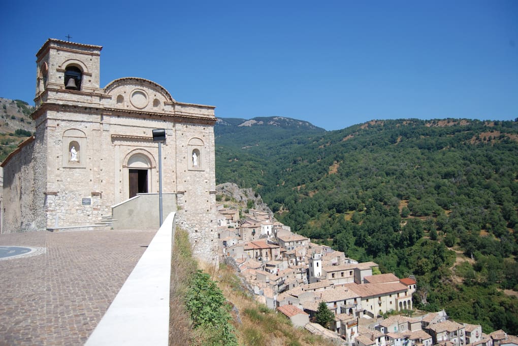 La piazza della chiesa a 50m dalla casa.
The church's square 50m from the house.