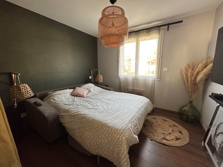 ห้องนอน 3 ห้องพร้อมเตียงโซฟา 140x200 พร้อมทีวี