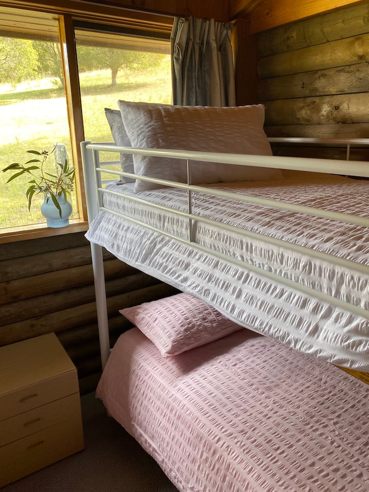 ห้องที่สามพร้อมเตียงเดี่ยวสองชุด