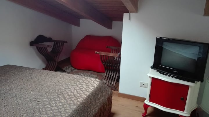 Ლოფტის საძინებლის კუთხე