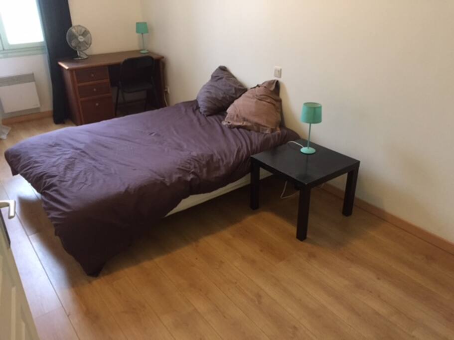 la chambre avec lit double et bureau