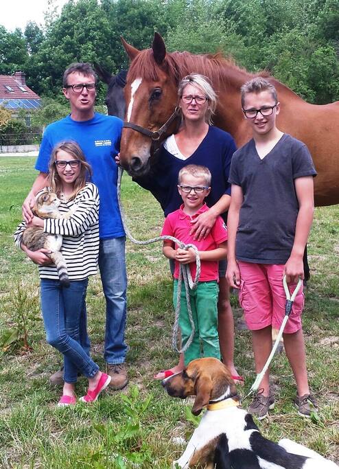 Lucas, Max, Elsa, David Christine, Jipsy, Lutti et duchesse, vos hôtes.