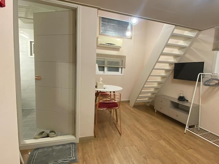 Private Loft Queen Bed  Hongdae Yeonnamdong #Exit3 - Seúl