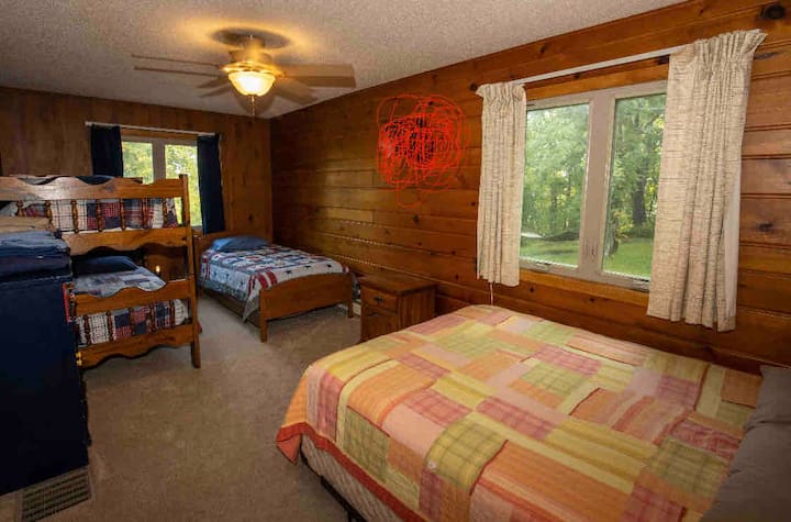 Camera da letto n. 1: questa è un'ottima camera per 3 bambini e due genitori.  La macchia rossa è dove una volta c'era un po' di tassidermia.