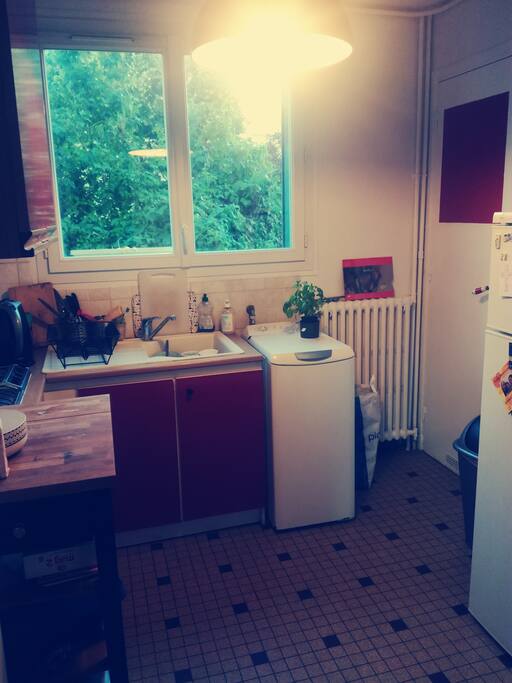 Cuisine très fonctionnelle avec le nécessaire pour se préparer un bon petit déjeuner