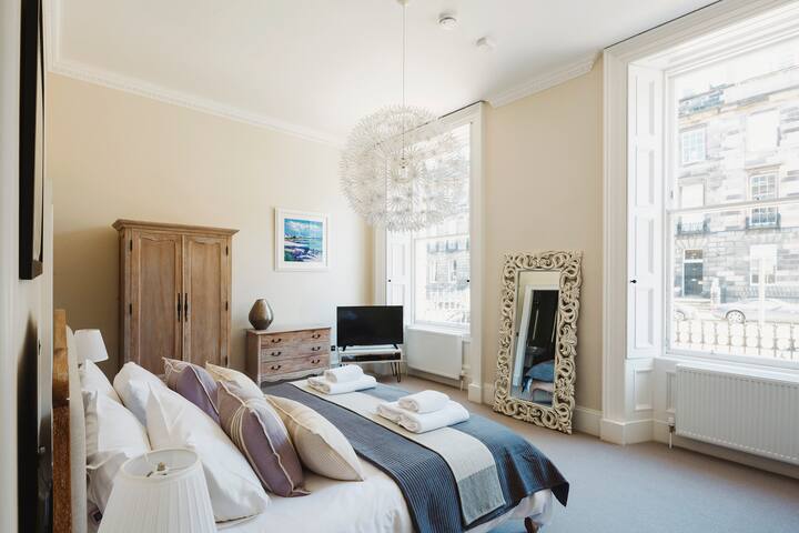 Ground Floor New Town Flat – Views to Dean Bridge gallery image 3