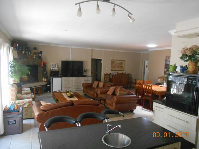 Friendly Openplan Family House in Durbanville gallery image 5