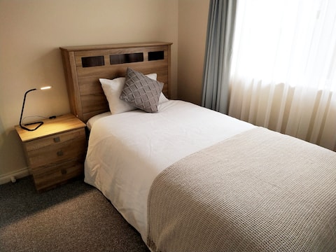 Walk to the airport~King Single Bed for 1 guest
