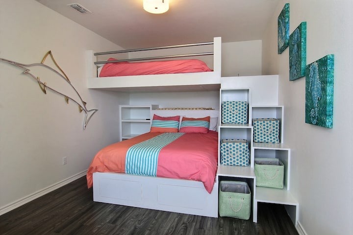 Ghorofa ya juu iliyo na samani kamili ya chumba cha kulala cha tatu na vitanda vya ghorofa vya Malkia.