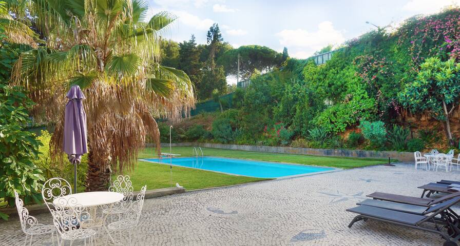 Charming Villa with Pool in the Heart of Cascais gallery image 4
