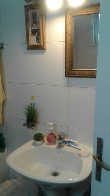 Baño cómodo,luminoso,con espacio para darte una ducha tranquilo
