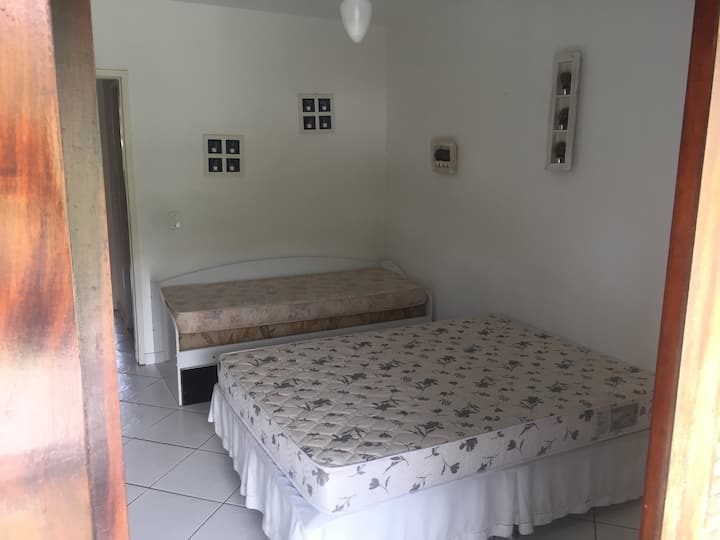 Grande chambre à coucher avec lit double, deux lits simples