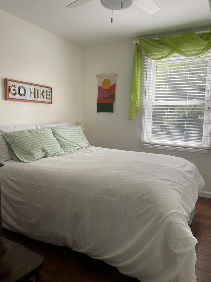 ห้องนอน #2
การผจญภัยรอคุณอยู่
เตียงขนาดใหญ่
ตู้เสื้อผ้าและตู้เสื้อผ้า