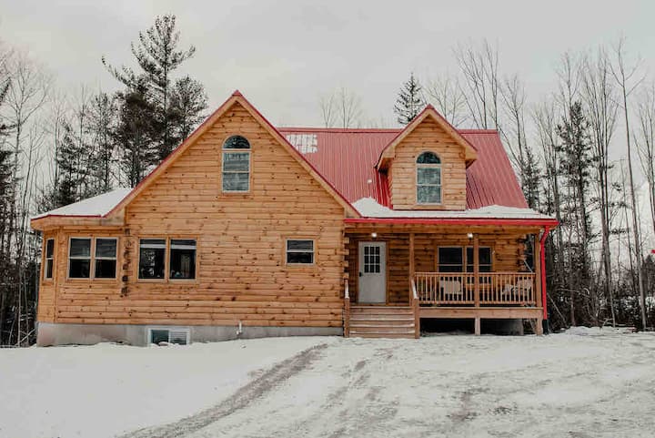 Log Cabin-minutes from Downtown Cobourg + Hot Tub