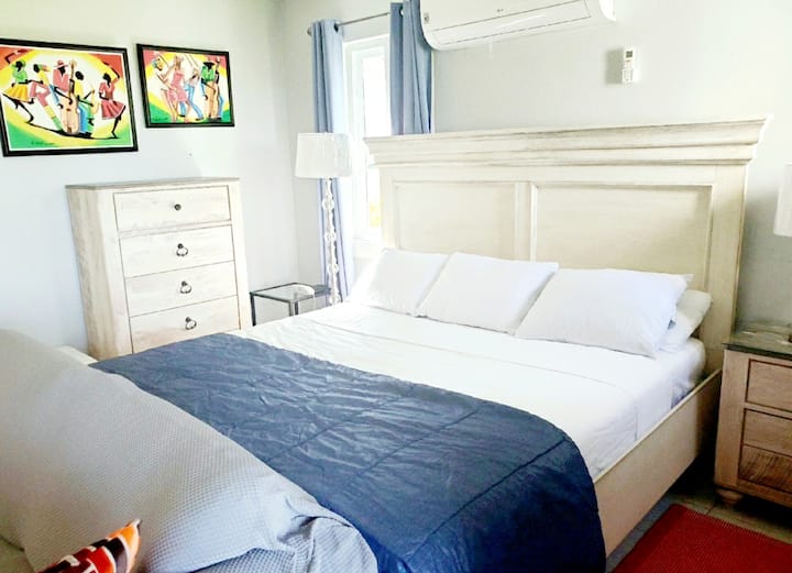 Kitanda cha ukubwa wa King, friji ya droo 