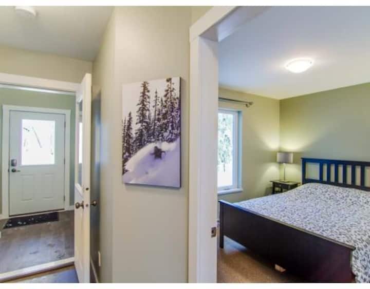 Dormitorio de abajo con una cama tamaño queen 