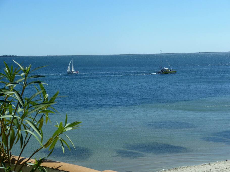 vue mer à l 'infini depuis la terrasse et plage