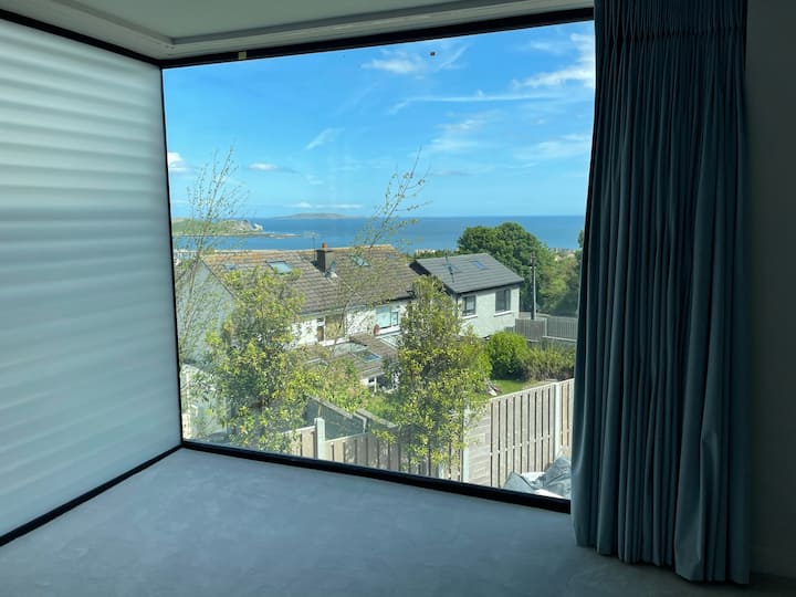 Изглед към „Окото на Ирена“ и морето, когато „Главна спалня“