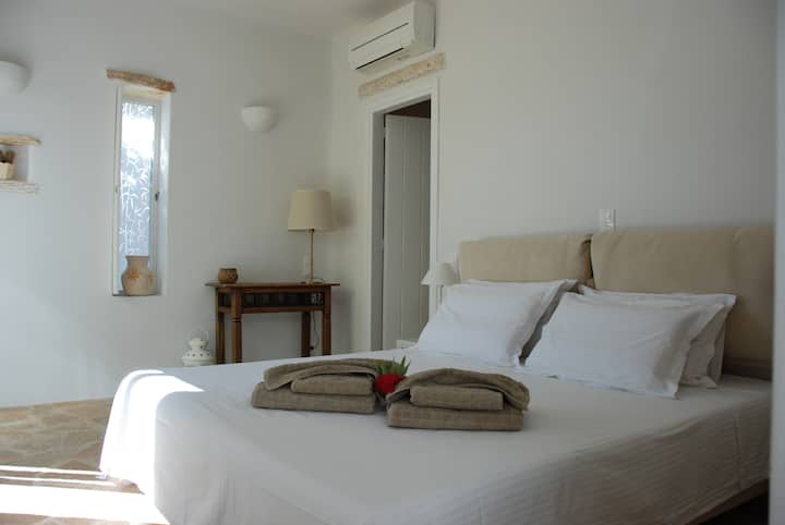 Საძინებელი 3 (აპარტამენტი). Დიდი ზომის საწოლი შეიძლება გამოიყოს 2 ერთადგილიან საწოლად. Ოთახში შესაძლებელია მესამე საწოლის განთავსება