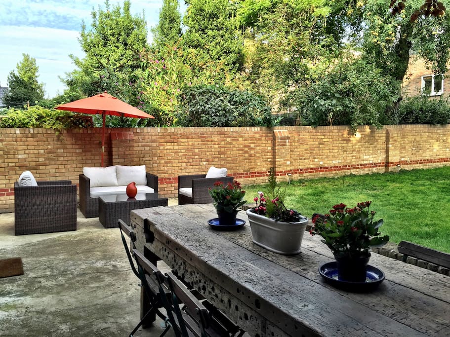 A rare find in Central London - a beautiful back yard with patio set and dining table!
