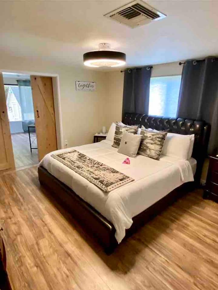 חדר שינה ראשי מס '1 ליד הסלון.