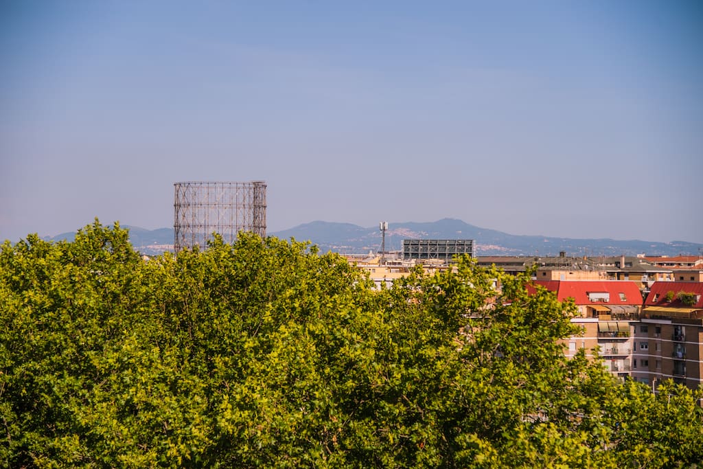 La splendida vista su Gazometro e Castelli Romani.