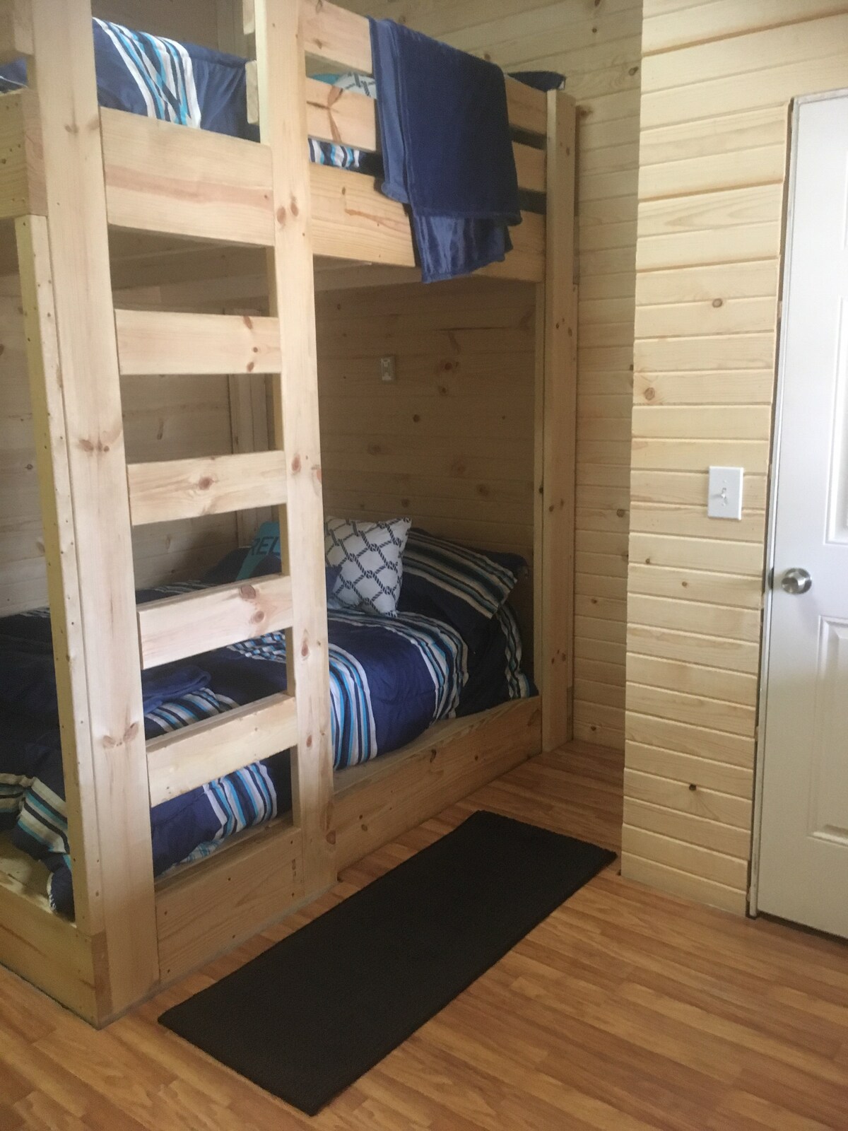 מיטות קומתיים קווין סייז! מיטת קווין סייז למעלה ומיטת קווין סייז למטה יכולה להלין 4 אנשים בנוחות.