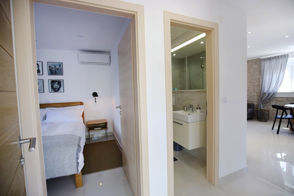 Влез / ходник во стан, бања со спална соба