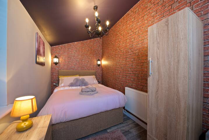 ★ Beautiful cosy Manchester Home +Onsite Parking ★ gallery image 2