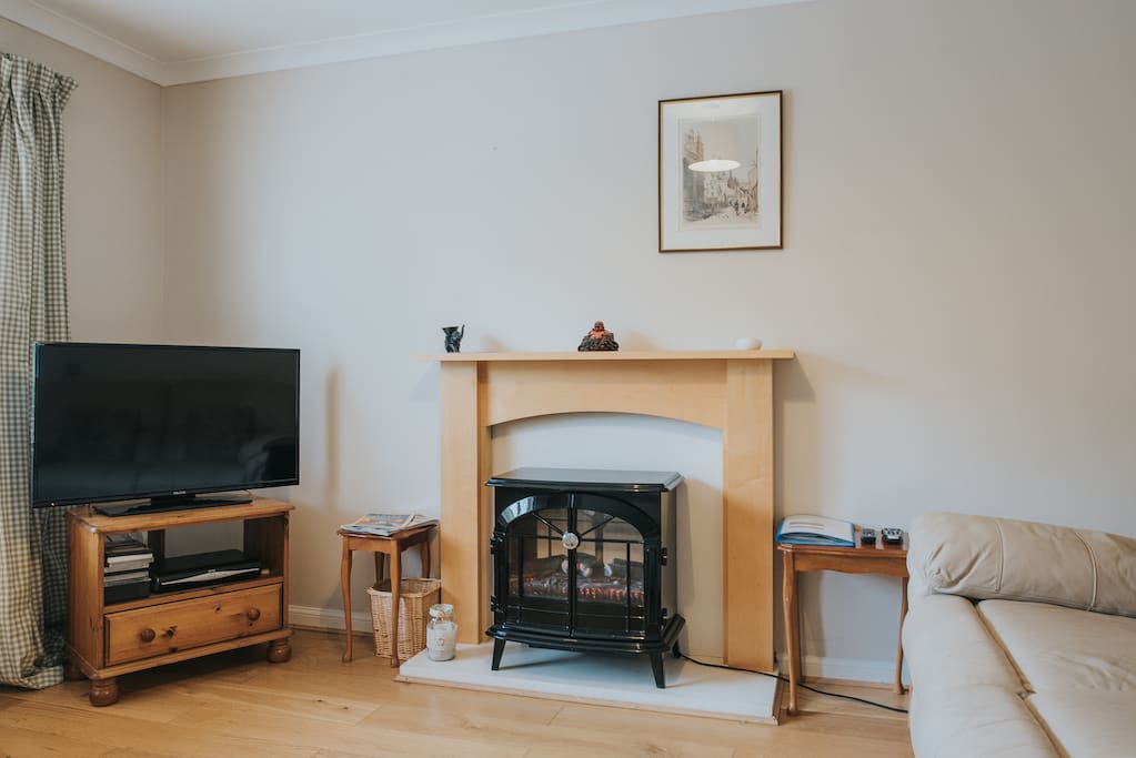 Comfortable Lounge with Fast Wifi and Entertainment