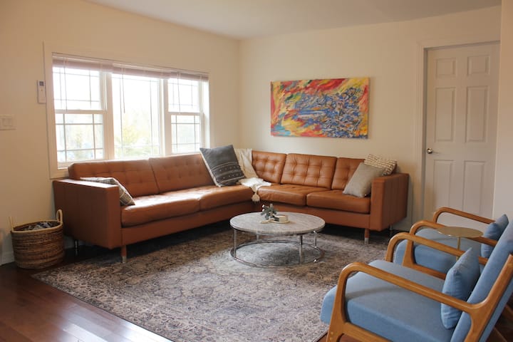 Cozy And Convenient Home In New Paltz With Yard - New Paltz, NY