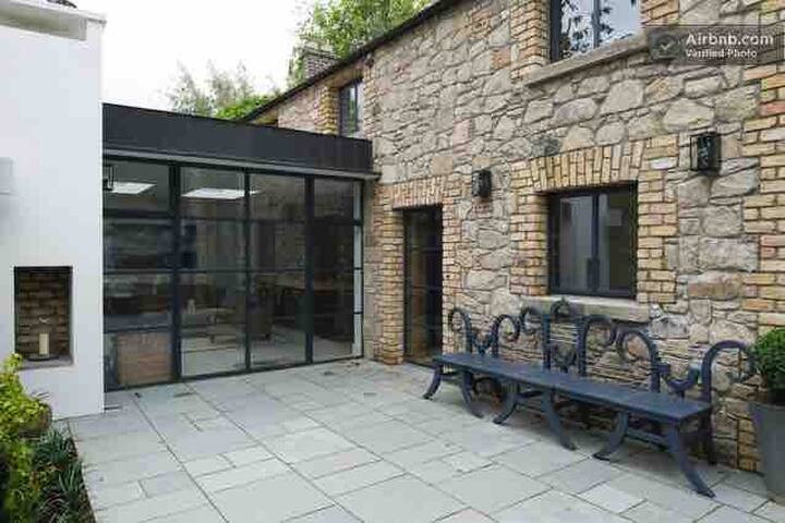 The Coach House. Taylor Swift Stayed here!