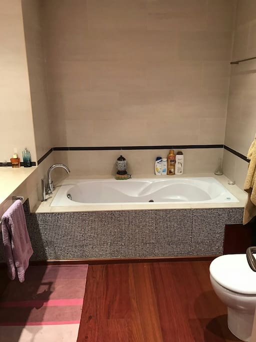 bath room 1 -hot tub-Bañera de hidromasaje