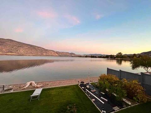 Tranquil Lakeside Home Minutes to DT!