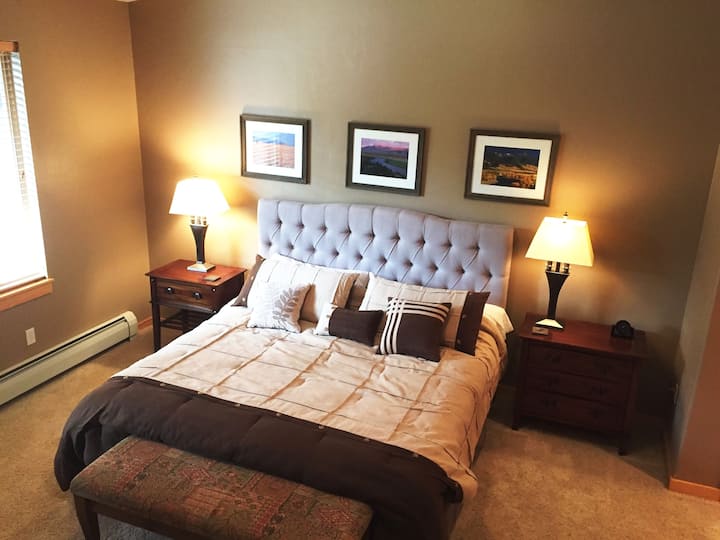 Camera da letto principale con letto king-size