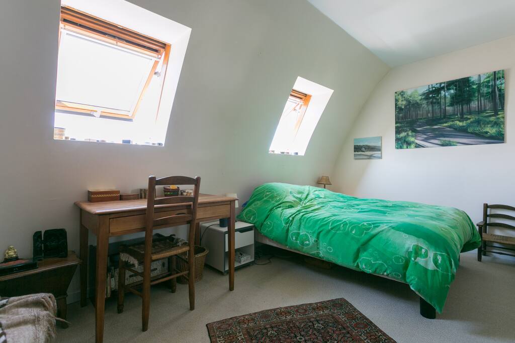 Grande chambre, lit double, espace bureau 2 tables, penderie.